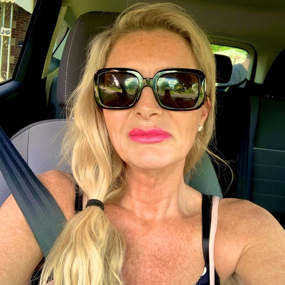 Meet your Posher, Adrienne - Picture 6 of 9